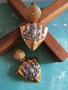 Vintage Paire de Boucles d'Oreilles Clips Pendants "Honi Soit qui Mal y Pense" - Picture 1 of 5