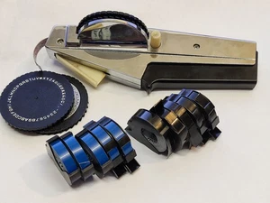 1x DYMO 6+ 9+ 12mm Präger Prägegerät Handpräger METAL inkl 10 Rollen +2 Scheiben - Picture 1 of 8