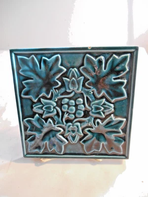 Azulejo antiguo Hamilton Tile Works. Hamilton, Ohio. Patrón floral de uva/muy bueno Foto 1 de 4