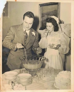 Foto Vintage Bellissimo Sposo Bella Sposa Abito da Sposa Moda Punch Bowl Perle - Foto 1 di 2