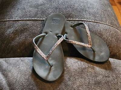 Sandalias para mujer Reef chanclas negras/plateadas brillantes talla 9 Foto 1 de 3