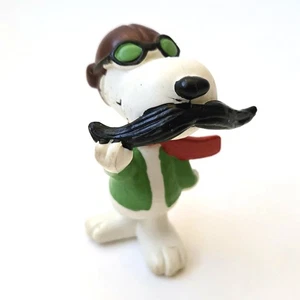 Statuina vintage PEANUTS Snoopy barone rosso con baffi in PVC - Foto 1 di 5
