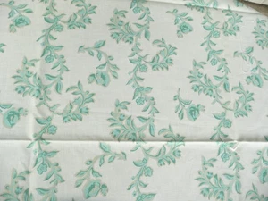 tissu ancien vintage en coton à décors de fleurs et feuillages 0,86 m x 1,90 m - Picture 1 of 6