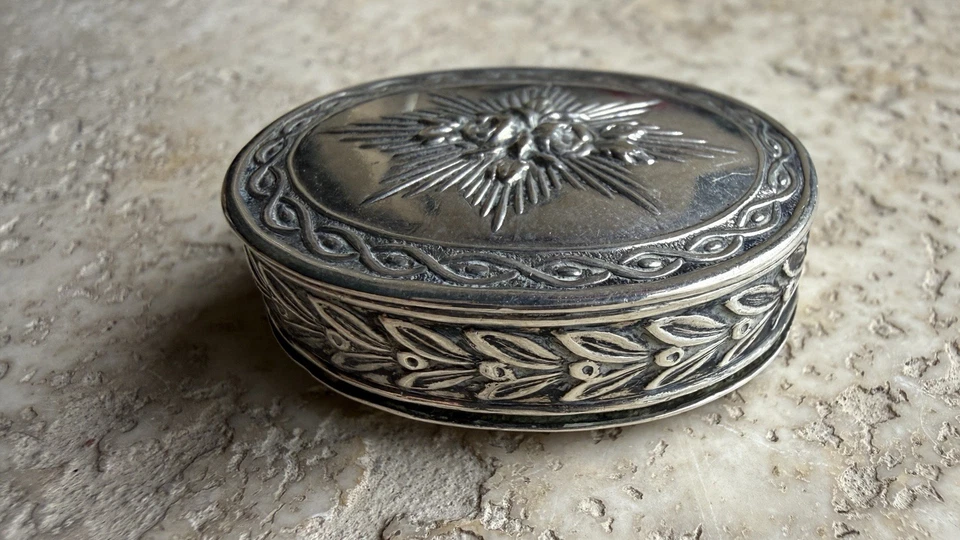 Boîte Pilulier Ancien En Argent Massif Beau Décor Intérieur Vermeil - Photo 1/4