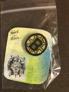 1 Bruins Hutnadel handgefertigt im Paket Graffiti Cartoon Shortiez Tintenkrawatte Tac - Bild 1 von 1