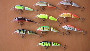 10 x KÖDER GOLD ASSAN WOBBLER JOINTED-G 8,5cm 8,0g SCHWIMMEND HANDARBEIT aus Holz - Bild 1 von 6