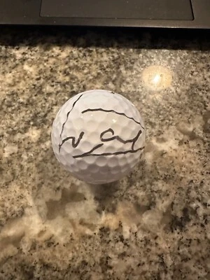 Pelota de golf con autógrafo Luke Donald con cubo Foto 1 de 3