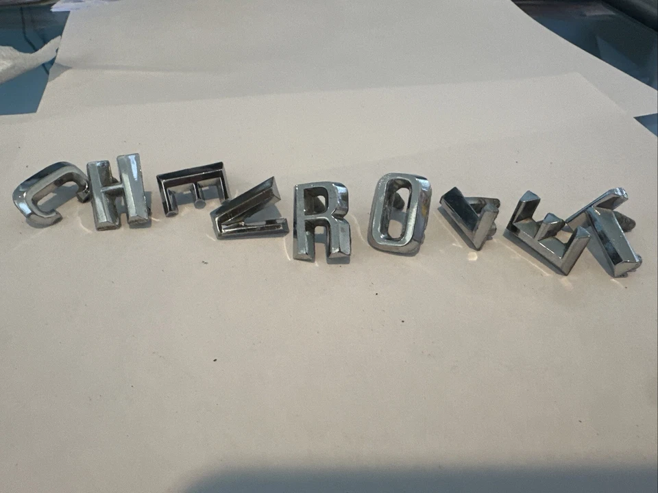 Chevrolet Impala Bel Air 1960 1961 capó letras "Chevrolet" Foto 1 de 4