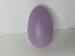 Molde soplado huevo de Pascua púrpura general espuma plásticos vintage 8" - Imagen 1 de 5