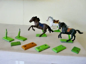 3 BRITAINS DEETAIL 1971 HORSES + ASSORTED BASES - Picture 1 of 9