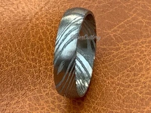 ANELLO DI FIDANZAMENTO FEDE NUZIALE UOMO DONNA ACCIAIO DAMASCATO PERSONALIZZATO 6mm -RESISTENTE ALLA RUGGINE - Foto 1 di 3