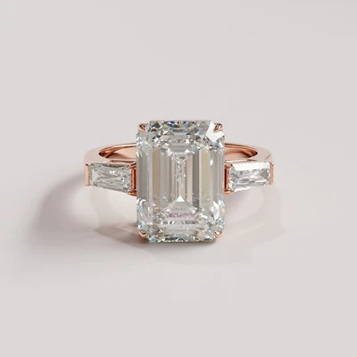 Anillo de compromiso de tres piedras de diamantes cultivados en laboratorio corte esmeralda de 5 quilates | oro rosa Foto 1 de 4