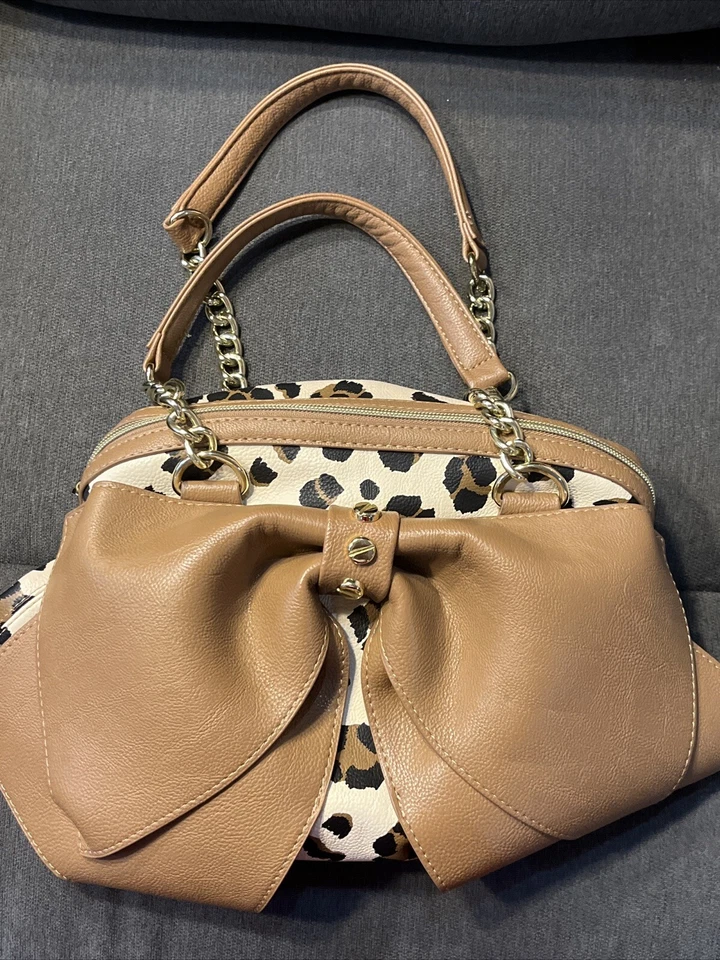 Bolso grande Betsey Johnson con estampado de leopardo guepardo lazo grande correas de cadena Foto 1 de 4