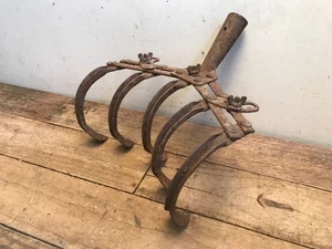 Large Old Rusty Hand Garden Farm Cultivator 5 Tine (sandy loose soil tool) - Picture 1 of 8