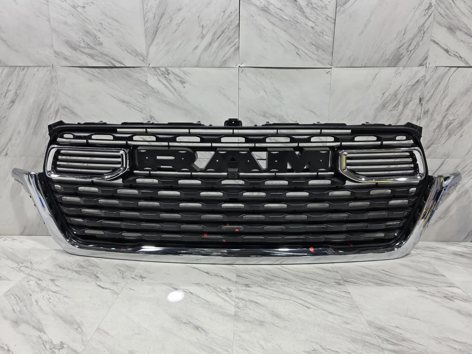 Dodge Ram 1500 2025 montaje de rejilla OEM PARRILLA SUPERIOR DELANTERA SIN CÁMARA Foto 1 de 4