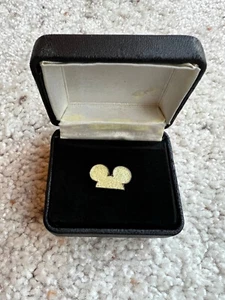 Pin de premio Mickey Ears miembro del elenco de 1 año de servicio de Disney Store (TCP) RARO DIFÍCIL DE ENCONTRAR - Imagen 1 de 3