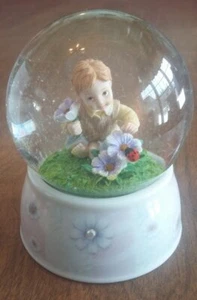 Twinkle Little Boy con margherite blu Waterglobe Snow Globe porcellana dal Canada - Foto 1 di 7