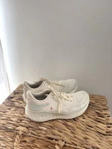 Scarpe da ginnastica New Balance M1080 Timberwolf bianche da corsa in pizzo taglia UK 7 - Foto 1 di 5