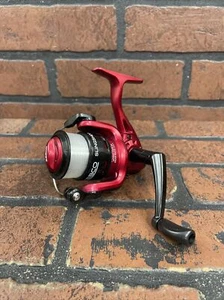Zebco Steinschleuder Größe 20 rot Spinnrolle werkseitig gespult 155 Yards. 8lb. Line  - Bild 1 von 9