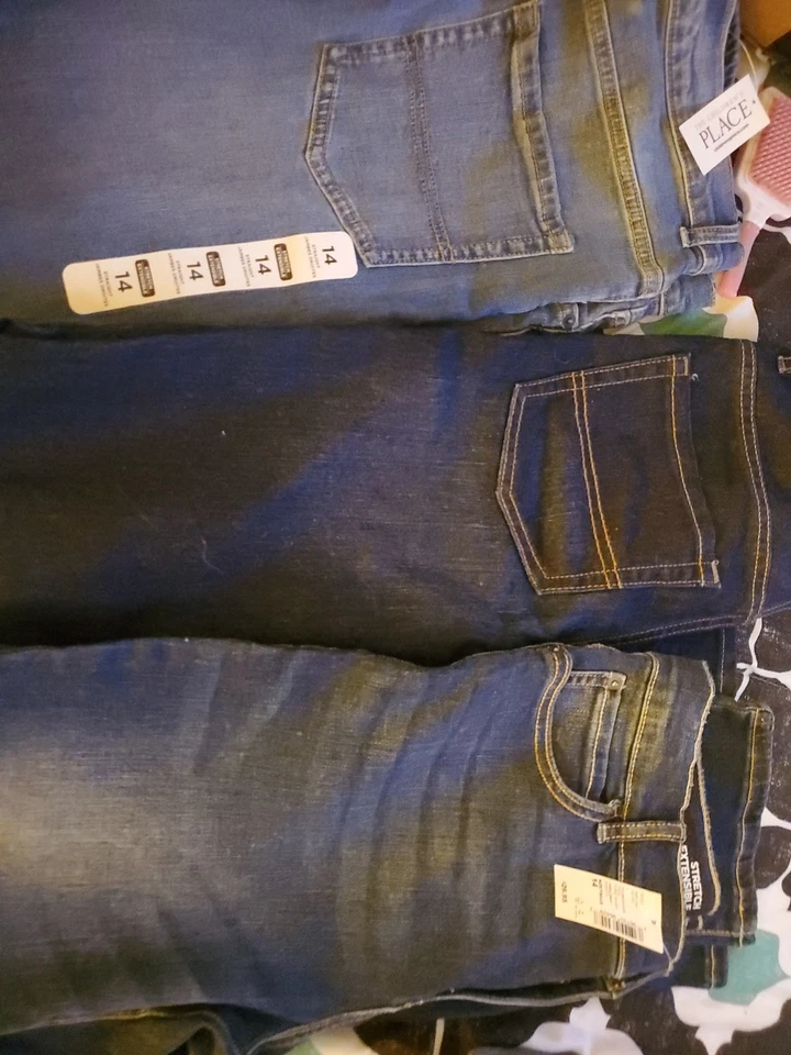 Camisas de manga larga para niños 9 de esos, y jeans 3 pares algunos con etiquetas algunos sin ellos.  Foto 1 de 3