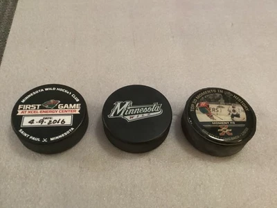 3 discos de hockey salvaje Minnesota Foto 1 de 4