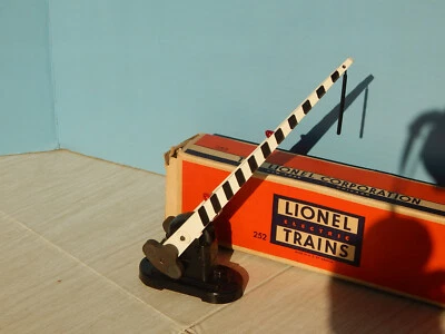 Lionel 252 Automatic Crossing Gate in Original Box O Gauge 1950-62 - Image 1 of 4