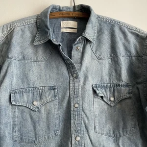 J Crew Women’s Denim Jean 6 Relaxed Long Sleeve Shirt Pearl Snap Button Western - Picture 1 of 10