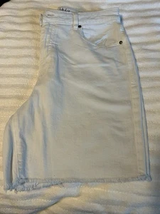 Pantalones cortos de mezclilla blancos con dobladillo crudo para mujer - Imagen 1 de 4