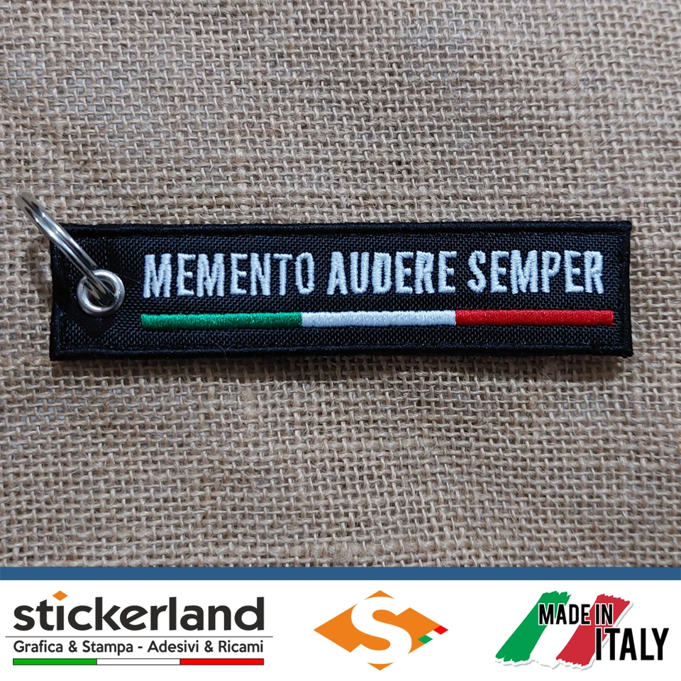 Portachiavi ricamato personalizzato MEMENTO AUDERE SEMPER con tricolore italiano - Immagine 1 di 1