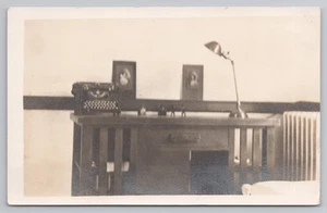 Escritorio de oficina RPPC con máquina de escribir escena interior c1918 postal - Imagen 1 de 2