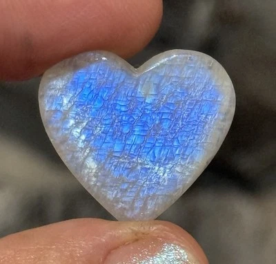 15ct 22.5x21x3.8mm Heart Shaped Belomorite Rainbow Moonstone Cabochon Gem - Image 1 of 4