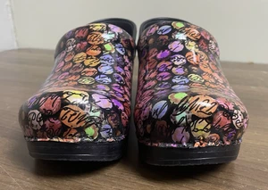 Dansko Damen Profi Clogs Viola mehrfarbig Punkte Kursivmuster Größe 6,5 - Bild 1 von 8