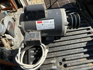 Dayton 6K272K 1-Phase Industrial Motor 1725rpm 1.5Hp 60Hz 115/230V 20.4/10.2Amps - Picture 1 of 9