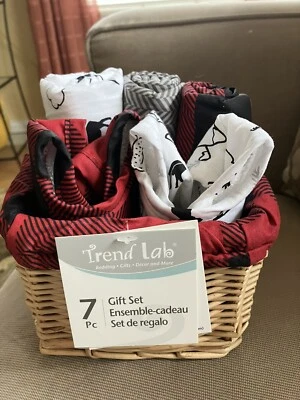 Trend Lab 7 piezas Cesta para bebé con 2 baberos y 3 paños para eructar a cuadros de alce y búfalo nueva en paquete Foto 1 de 4