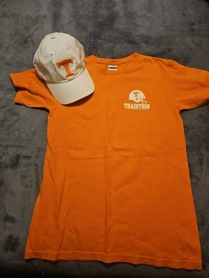 COMBO DE CAMISETA E CHAPÉU AJUSTÁVEL NCAA TENNESSEE VOLUNTÁRIOS TAMANHO PEQUENO  - Imagem 1 de 2