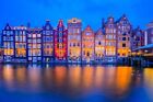 Amsterdam, Niederlande. Bunte Huser am Damrak-Kanal. (186072907)