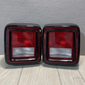 Luces traseras halógenas izquierda y derecha OEM 2018-2022 Jeep Wrangler - Imagen 1 de 7