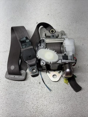 2006 - 2008 OEM LEXUS IS250 ПЕРЕДНИЙ ЛЕВЫЙ ВОДИТЕЛЬ БОКОВОЙ РЕМЕНЬ БЕЗОПАСНОСТИ НАТЯЖИТЕЛЬ СЕРЫЙ - Изображение 1 из 4