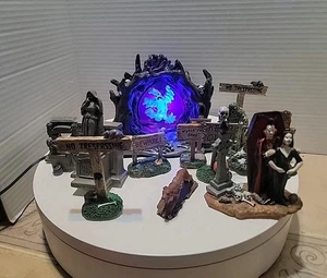 Lotto Lemax Spooky Town Collection Haunted Grove 2006 si accende con extra - Foto 1 di 7