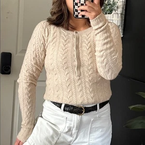 Weicher umlaufender Label Noir Henley-Pullover mit Zopfmuster aus 100 % Kaschmir. XS- S - Bild 1 von 11