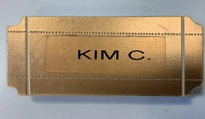 Distintivo nome magnetico posteriore in plastica Kim C 2,5" x 1" - Foto 1 di 5