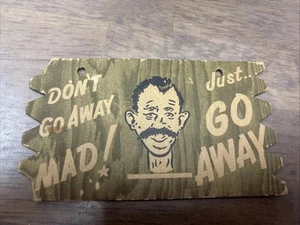 Carte postale ancienne nouveauté en bois carte comique, « Ne partez pas fou ! Just Go Away » - Photo 1/2