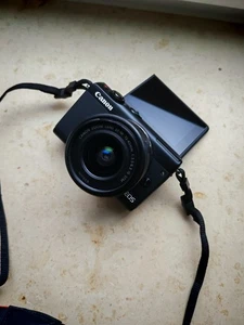 Canon EOS M100 Digitalkamera Kamera + EF-M 15-45mm f/3.5-6.3 IS STM - Bild 1 von 7