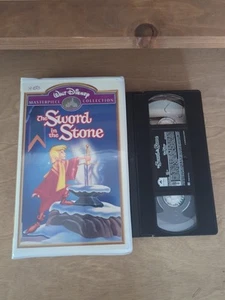 Disney’s Sword In The Stone VHS Video Tape Masterpiece Collection Clamshell RARE - Foto 1 di 6