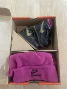 NIKE Air Force 1 ‘06 Gift Pack (CB) Baby Size 1C 314555-071 Shoes Beanie Set NIB - Picture 1 of 8