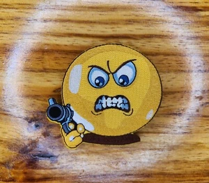 Ferro da stiro 3" Gun toting Emoji su toppa. Non serve cucire. - Foto 1 di 1