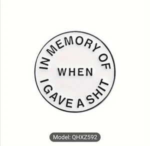 "En memoria de cuando di una mierda**" Divertido broche sarcástico sombrero/alfiler de solapa - Imagen 1 de 5