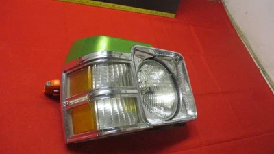 Extensión guardabarros delantero derecho Buick Apollo and Skylark 1975-1977 y luz de estacionamiento Foto 1 de 4