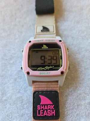 Часы наручные Freestyle Shark Leash цифровые 35 мм ночное видение розовые белые 8 дюймов  - Изображение 1 из 4