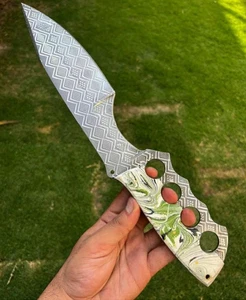 Cuchillo de caza hecho a mano personalizado, hoja de acero de alto carbono grabada y mango de resina - Imagen 1 de 3
